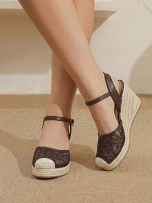 Styleloop Chaussures femme mode bout rond talon compensé plateforme, bande de cheville en dentelle marron et maille respirante. Talon compensé en corde de chanvre confortable pour un usage quotidien, les déplacements et les vacances. Chaussures sandales femme style pastoral bohème simple - Marron - Voir 4