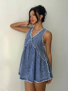 SHEIN PETITE PETITE 女款 V 领毛边无袖牛仔迷你连衣裙，休闲夏季海滩及街头穿搭 - 中等水洗藍 - 查看 1