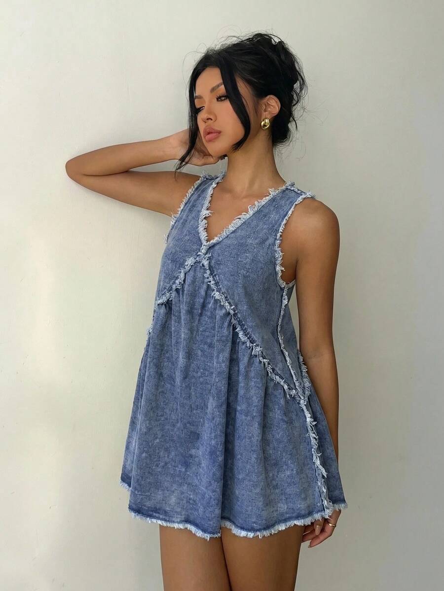 SHEIN PETITE PETITE 女款 V 领毛边无袖牛仔迷你连衣裙,休闲夏季海滩及街头穿搭 - 中等水洗藍 - 查看 1