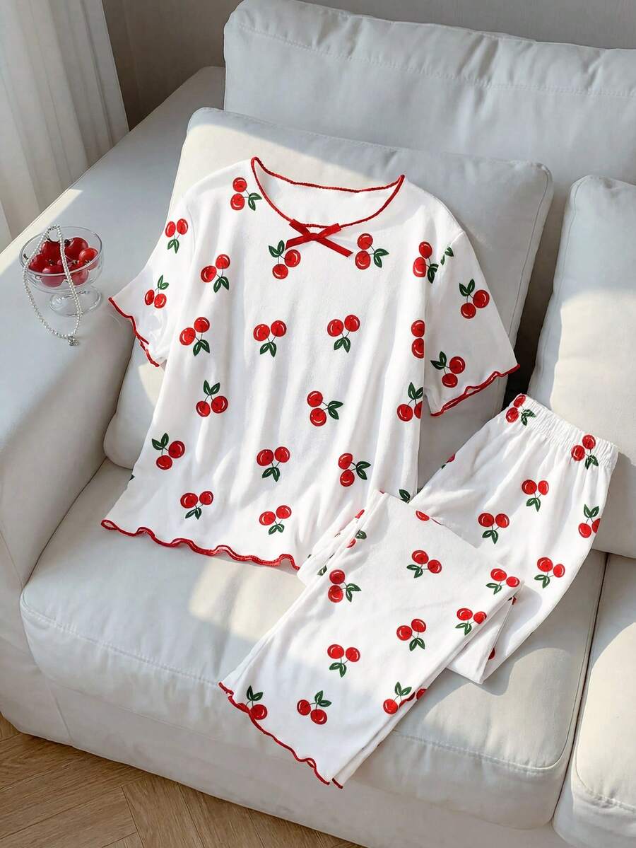 少女睡衣套装，包含一件印有甜美樱桃图案的白色圆领T恤和一条饰有荷叶边的宽松樱桃印花长裤，夏季休闲樱桃睡衣套装，返校时尚之选