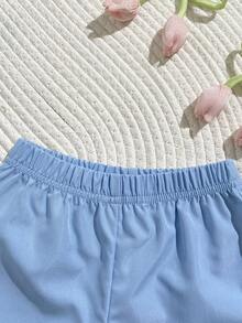 SHEIN Playful Pals Babygirl A 兩件式夏季圓領無袖上衣與紅色短褲套裝。清新紅白配色對比，梭織面料，寬鬆版型。風格甜美、優雅且田園風，滿版印櫻桃圖案，活潑可愛。適合日常出遊、上學通勤、參加派對、生日派對、度假旅行 - 淺藍色 - 查看 5