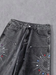 Manfinity Denimwave 2026新款復古街頭風破洞灰色黑色不對稱水鑽水洗毛邊休閒牛仔男短褲 適合電音節夏季度假 - 灰色 - 查看 4