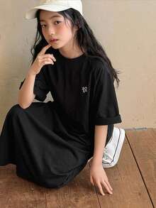 DAZY 青少年女孩刺繡簡約百搭圓領短袖休閒洋裝，適合日常穿著與上學 - 黑色 - 查看 5