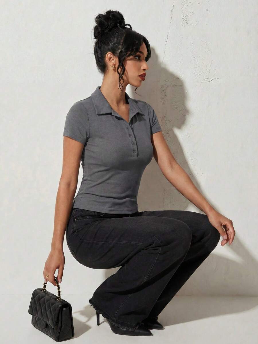 Glamine 女士Polo衫,短袖修身运动风,收腰简约设计,适合办公室穿着。这款Polo衫采用纽扣领设计,适合女士穿着,款式时尚,适合高尔夫球手。 - 灰色 - 查看 1