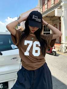 Jouncy Kaos Wanita Lengan Pendek Leher Bulat dengan Motif Digital dan Bahu yang Dapat Diubah, Kaos Grafis Musim Panas untuk Wanita - Coklat - View 5