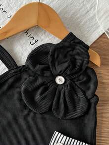 SHEIN 女婴夏季时尚套装，两件套，单肩3D立体花朵装饰罗纹上衣+黑白条纹印花短裤，奢华风格童装，适合派对和日常穿着 - 黑色 - 查看 7