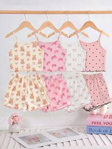 [Gửi ngẫu nhiên 1 bộ] Bộ đồ ngủ mặc nhà 2 món cho bé gái chập chững mùa hè, áo hai dây họa tiết gấu & nơ kết hợp quần short in trái tim nhỏ toàn thân, thiết kế gấu bèo nhún, chất liệu dệt kim mềm mại thoải mái, phù hợp mặc ở nhà và đi chơi, đa năng - Nhiều màu - Xem 3