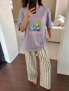 Livesso 2件套女士蓝莓印花宽松短袖T恤和条纹直筒长裤睡衣套装，夏季 - 紫色 - 查看 6