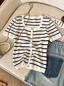 SHEIN PETITE Top tricoté à manches courtes, à simple boutonnage, polyvalent et rayé pour femmes - Noir et Blanc - Voir 1