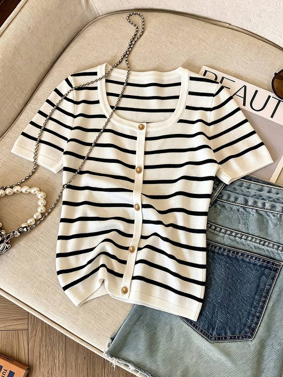 SHEIN PETITE Top tricoté à manches courtes, à simple boutonnage, polyvalent et rayé pour femmes - Noir et Blanc - Voir 1