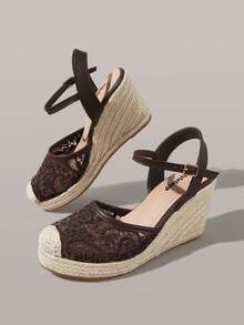 Styleloop Chaussures femme mode bout rond talon compensé plateforme, bande de cheville en dentelle marron et maille respirante. Talon compensé en corde de chanvre confortable pour un usage quotidien, les déplacements et les vacances. Chaussures sandales femme style pastoral bohème simple - Marron - Voir 3