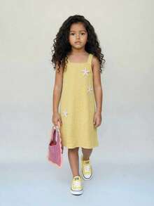SHEIN Casuvi Kids Casuvi 青少女女童休閒針織提花紋理吊帶洋裝，寬鬆A字版型搭配3D花卉裝飾，舒適適合春夏日常穿著 - 黃色 - 查看 2