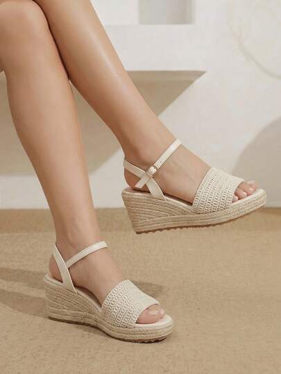 Styleloop Giày nữ, màu nâu, giày rơm đan bằng dây gai dầu, sandal đế xuồng, phong cách bohemian phóng khoáng, mang đến không khí nghỉ dưỡng, trang phục mùa hè, đồ dùng cần thiết khi đi du lịch.