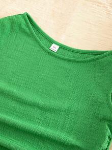 SHEIN 這款新款兩件式青少年女孩套裝包含一件時尚、休閒、舒適且透氣的圓領針織提花背心，搭配一件相配的雙層分層裙。背心在腰部和下擺處有褶皺設計，營造出優雅的整體造型。這套高品質套裝適合日常穿著，也適合度假、旅行和派對，是春夏季的理想選擇。 - 彩色 - 查看 4