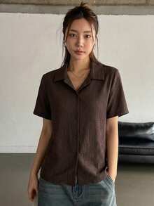 DAZY 女款素色圓領休閒前開扣日常百搭T恤 - 咖啡棕 - 查看 5