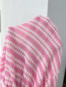 SHEIN CURVE+ Bộ hai món dành cho nữ cỡ lớn, gồm áo thun ngắn tay cổ tròn kẻ sọc màu hồng nhạt và quần short. - Hồng - Xem 9