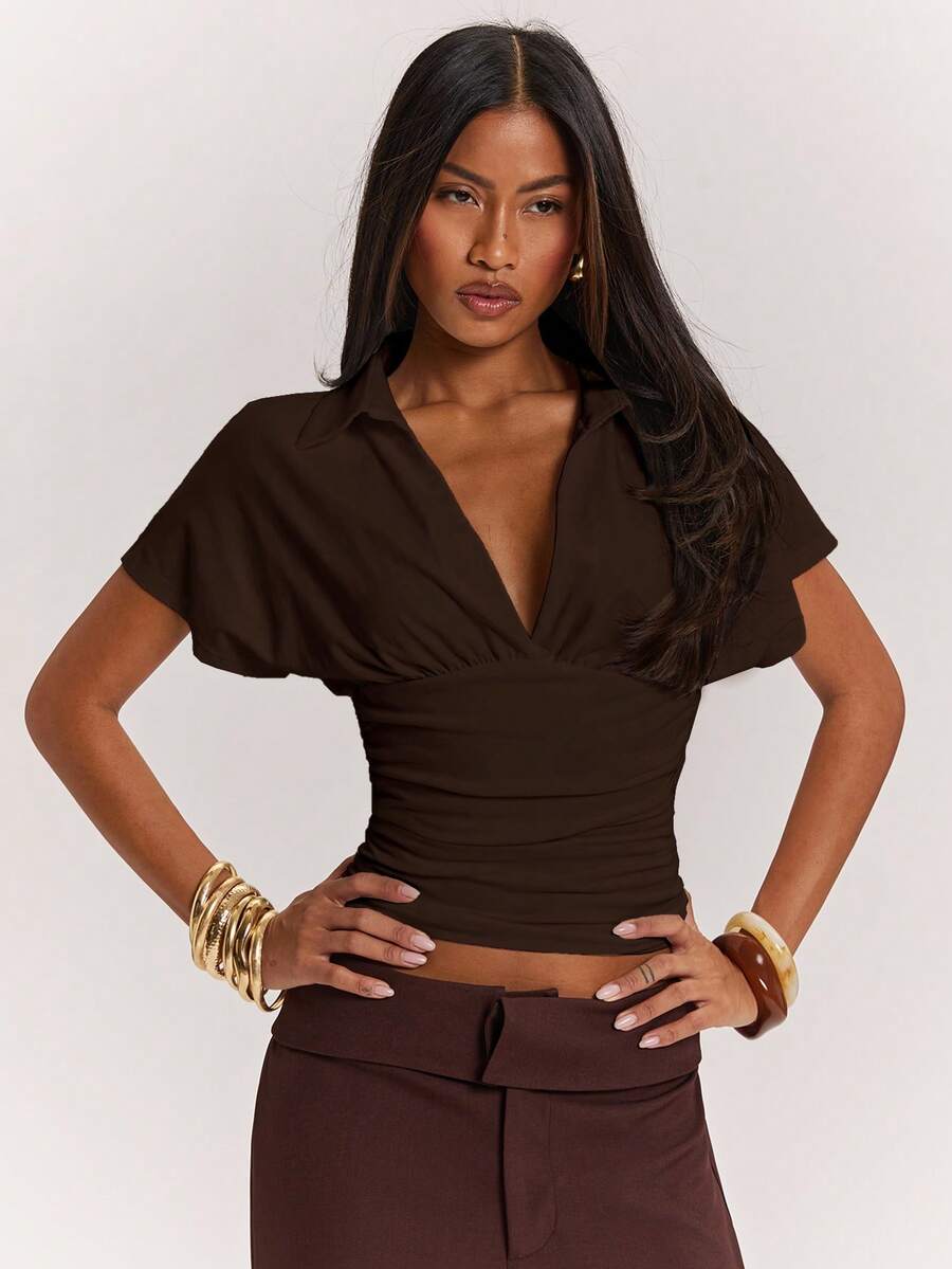 SHEIN BAE 白色休閒百褶V領上衣,基本款白色T恤,適合外出、工作、通勤、時尚外出、復古風格、郵輪穿搭 - 咖啡棕 - 查看 1