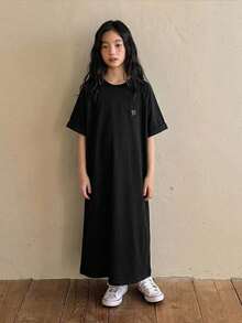 DAZY 青少年女孩刺繡簡約百搭圓領短袖休閒洋裝，適合日常穿著與上學 - 黑色 - 查看 3