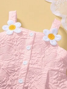 SHEIN Playful Pals 1件女嬰白色提花無袖洋裝，正面有一排白色鈕扣，肩部飾有兩朵3D白色玫瑰飾品，修身A字版型配方形肩帶，復古優雅，適合派對、慶典、節日以及春夏出遊與開學穿著 - 粉色 - 查看 6