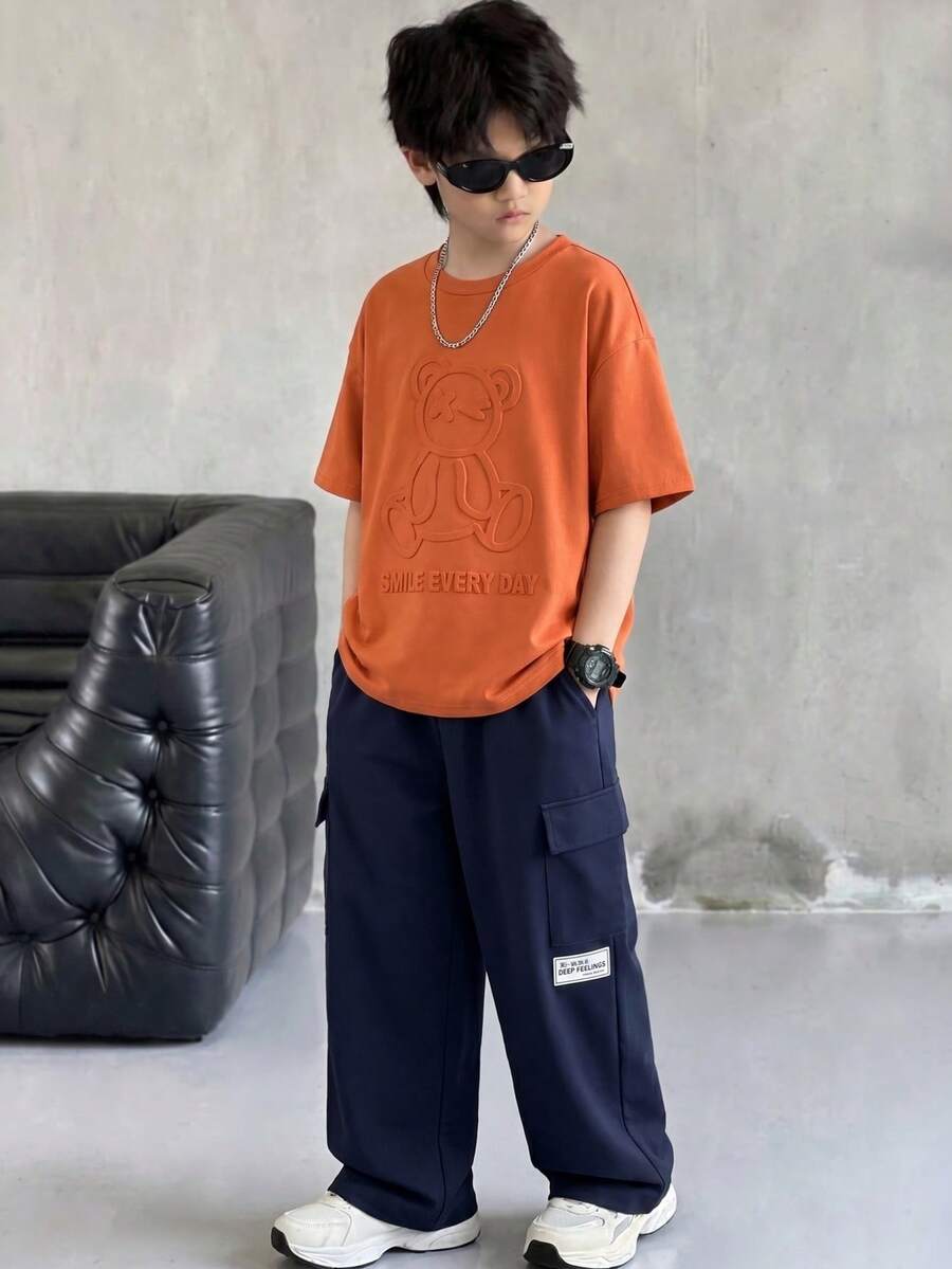 SHEIN 2件套儿童/青少年男童休闲百搭舒适压纹图案圆领宽松短袖针织T恤和工装裤套装，适合返校穿着
