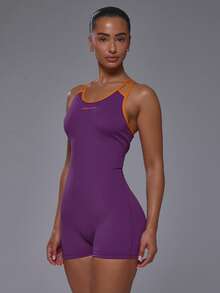 Musera Sport Figurbetonter Mini-Einteiler mit Ausschnitt, Trägern mit Ausschnitten und Sport-Logo, für Fitness, Pilates, Laufen, süß, feminin, Alltag, Everyday, Slowburn - Violett - Übersicht 3