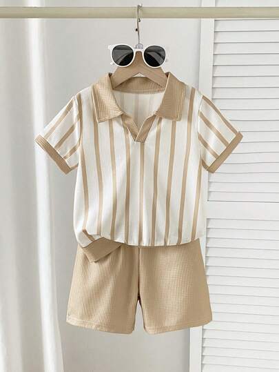 Souflis Souflis Bộ 2 món áo polo ngắn tay sọc vân vintage + quần short thường ngày cho bé trai mùa hè, phù hợp cho bé đi dạo hàng ngày, đi mẫu giáo, dã ngoại gia đình, giữ nét hồn nhiên trẻ thơ với sự tinh tế phù hợp