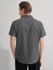 Manfinity CityGents 男士幾何圖案短袖襯衫，扣緊圖案格紋工作或休閒裝 - 黑與白 - 查看 2