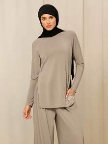 GLOWMODE Áo thun dài ngang gối X Reem Modest Tencel™ Modal mềm mại, co giãn nhẹ, thoải mái suốt cả ngày, xẻ tà bên hông, thích hợp mặc hàng ngày. - Màu Khaki - Xem 1