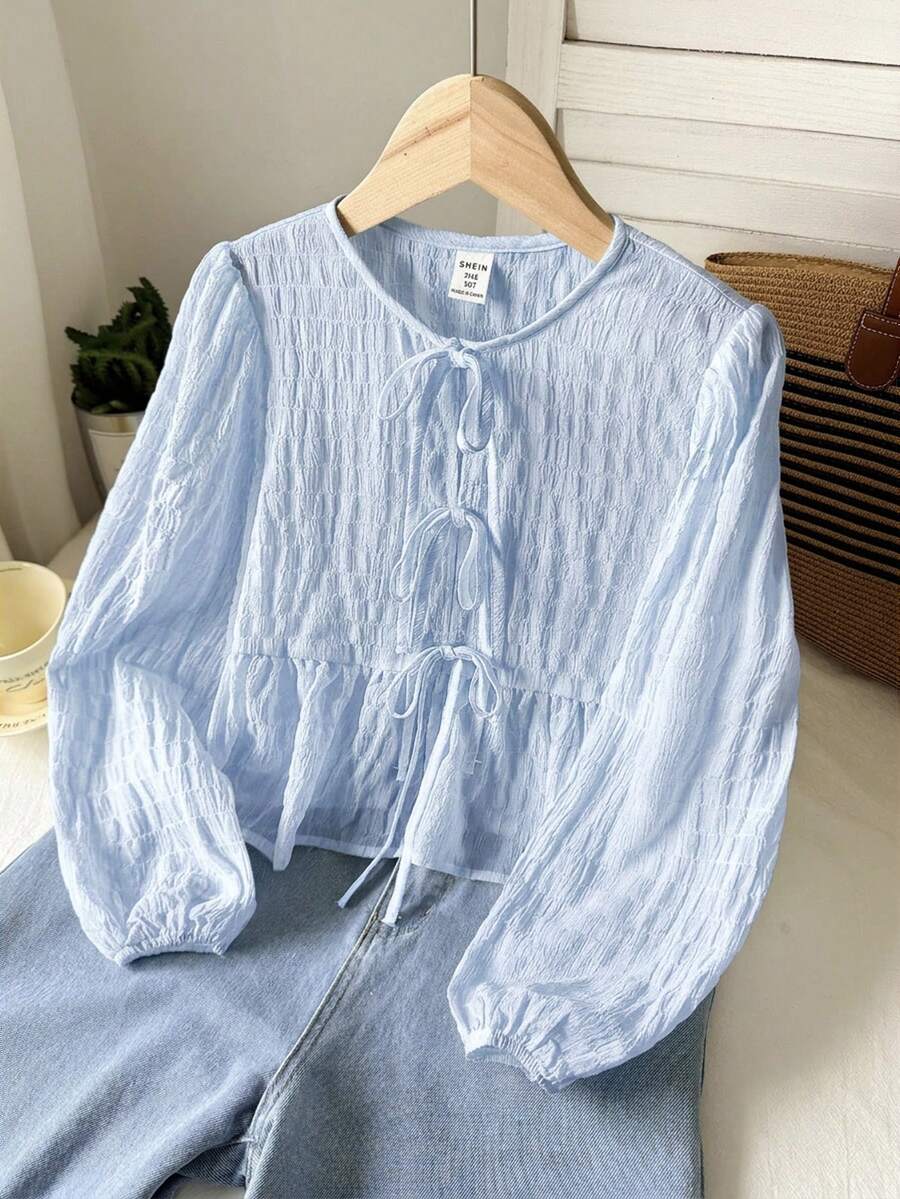SHEIN Blusa casual minimalista cómoda de cuello redondo manga larga con lazo y nudo de tela texturizada para niña preadolescente, atuendo de vuelta al colegio otoño/invierno - Azul - Ver 1