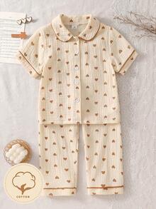 Bộ đồ ngủ thường ngày cho bé gái, kiểu dáng cổ điển, tay ngắn, kèm quần dài cùng màu, chất liệu vải mềm mại, nhăn nhẹ, màu be nâu in hình trái tim, thích hợp cho mùa xuân thu. Chất liệu thoải mái, dịu nhẹ, thân thiện với da, lý tưởng cho bé gái mặc ở nhà mỗi ngày. - Nhiều màu - Xem 3