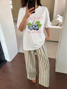 Livesso 2件套女士蓝莓印花宽松短袖T恤和条纹直筒长裤睡衣套装，夏季 - 白色 - 查看 6