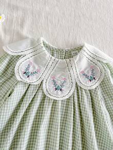 SHEIN Vintaside Kids 女嬰春夏季新款淡黃色洋裝，優雅日常穿著，花卉領口設計，可愛泡泡袖，寬鬆A字版型，親膚天然面料，適合細嫩嬰兒肌膚 - 綠色 - 查看 9