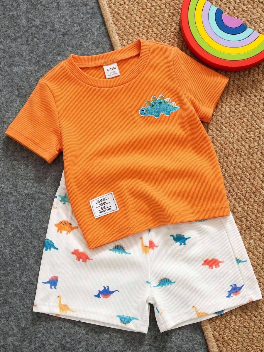 SHEIN Playful Pals 2件組男嬰卡通恐龍刺繡字母深橘色T恤搭配白色印花短褲,柔軟羅紋針織夏季休閒可愛套裝,適合海灘度假 - 橘色 - 查看 1