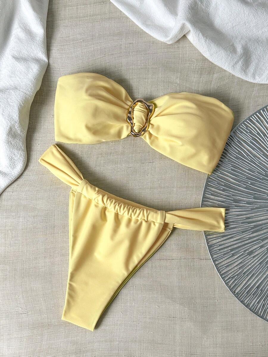 Swim Mod 女款夏季海灘套裝 - 純色飾金屬裝飾抹胸上衣搭配丁字褲比基尼泳褲性感泳裝套組 - 黃色 - 查看 1