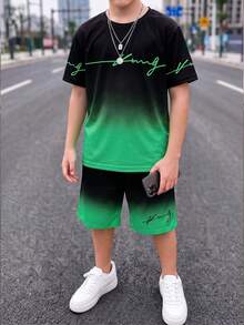这款青少年男童T恤套装采用渐变设计：上半部分为纯黑色，向下逐渐过渡到充满活力的绿色，形成强烈的视觉对比。胸前和袖子上印有绿色手写体字母图案（可能是“Kang”），增添了时尚个性。短裤与上衣相呼应，同样采用黑绿渐变设计，上半部分为黑色，下半部分为绿色。整体设计风格统一，色彩动感鲜艳。 - 彩色 - 查看 4