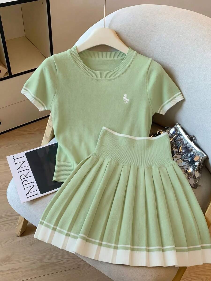 Everyssa Bộ đồ 2 món gồm áo crop top tay ngắn thêu họa tiết kẻ sọc tương phản và chân váy mini xếp ly cạp cao dành cho nữ. - Nhiều màu - Xem 1