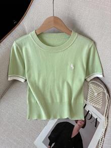 Everyssa Bộ đồ 2 món gồm áo crop top tay ngắn thêu họa tiết kẻ sọc tương phản và chân váy mini xếp ly cạp cao dành cho nữ. - Nhiều màu - Xem 4