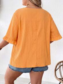 SHEIN CURVE+ 大码女式卡其色荷叶边短袖衬衫，宽松休闲下摆，适合日常及度假穿着，夏季，曲线身材，Hoho Vacationsummer/乡村/海滩度假装/海滩装/沙滩服饰 - 亮橙色 - 查看 2