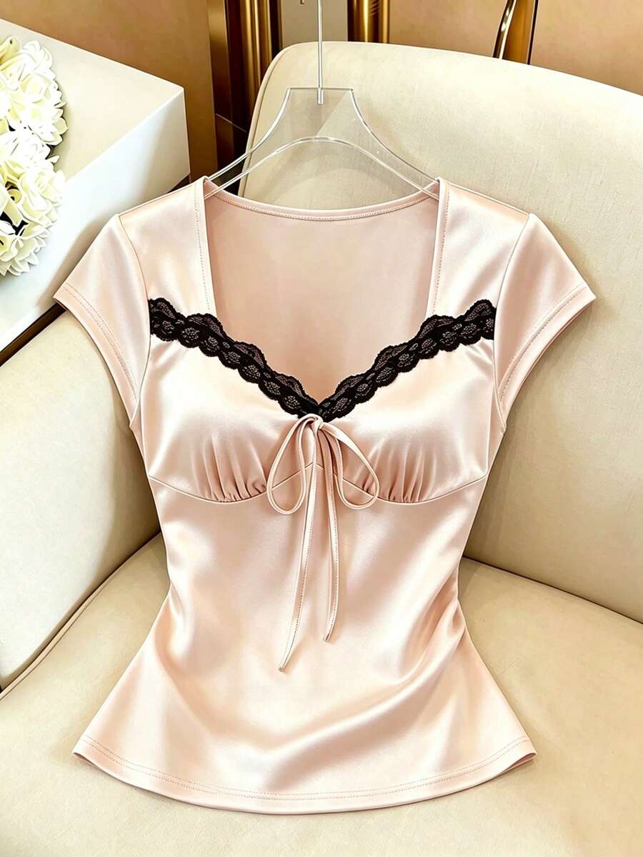 Qadelle Áo thun nữ tay ngắn ôm sát, lãng mạn, tinh tế, thanh lịch với viền ren, chất liệu phối màu, cổ áo bất đối xứng, thắt nơ. - Màu be - Xem 1