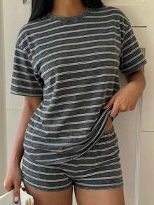 SHEIN EZwear 女士休闲条纹T恤短裤套装，夏季穿搭，美式休闲套装 - 彩色 - 查看 3