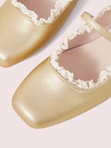CUCCOO DOLLMOD Zapatos planos elegantes de cuero metálico dorado con puntera cuadrada, tacón bajo de bloque, estilo retro y volantes de encaje para mujer, ideales para uso diario y vacaciones - Dorado - Ver 4