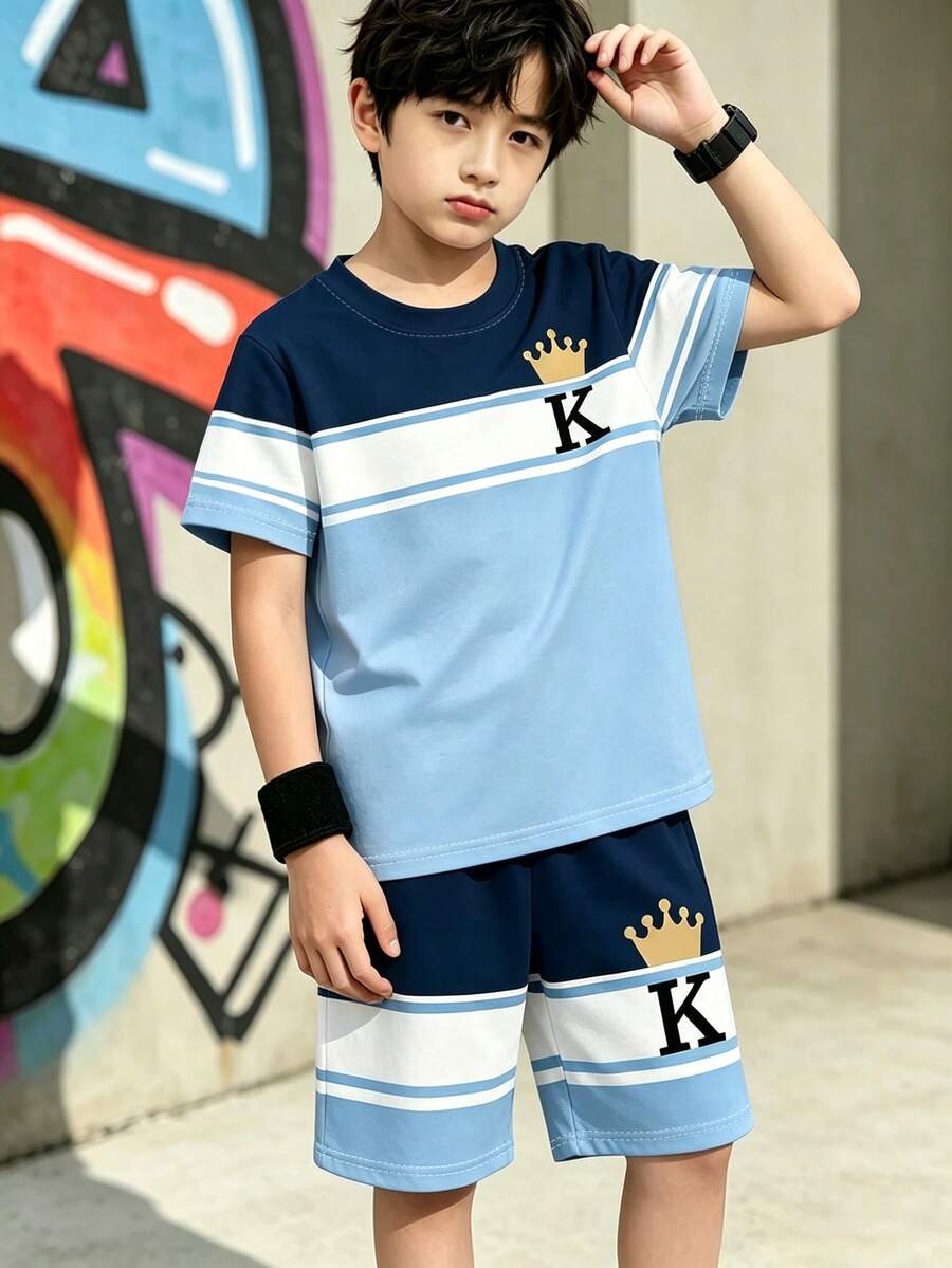 1套男童夏季運動套裝，2件式短袖T恤與短褲套裝，休閒時尚條紋K字母皇冠印花，適合中大童，適用於學校、外出及日常穿著，清爽配色，舒適無拘束，適合活動與玩耍，兼具美感與實用性