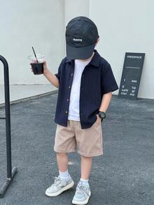 SHEIN Little Byeori 两件套男童休闲纯色短袖衬衫和松紧腰短裤套装，适合夏季穿着，居家、外出、旅行和度假皆宜。 - 寶藍色 - 查看 5