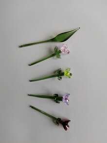 1英吋迷你玻璃花瓶附7件人造花，婚禮裝飾、情侶飾品、桌面裝飾。這款可愛的迷你玻璃花瓶附有鮮豔的人造花作為裝飾配件。精緻工藝，為任何空間增添優雅與清新。由高品質玻璃製成，外觀精緻優雅。 - 彩色 - 查看 3