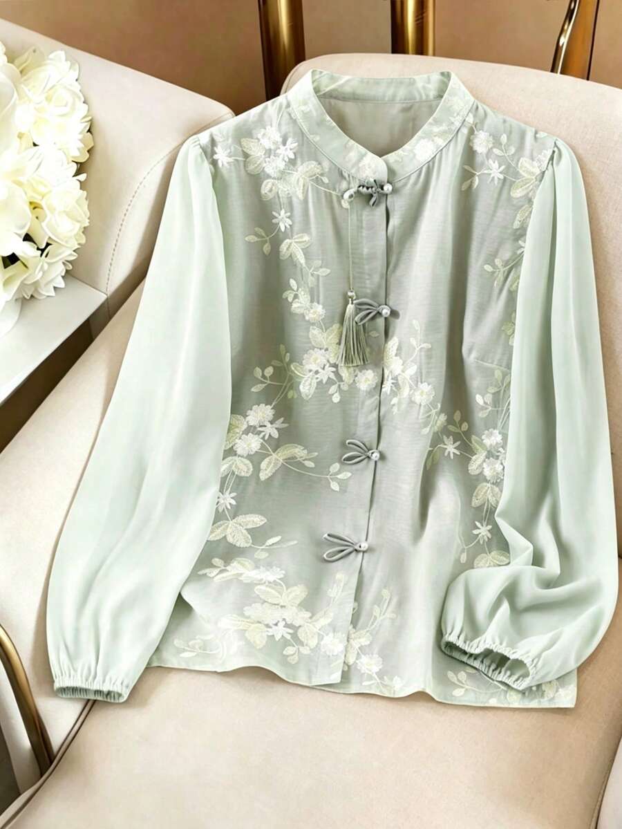 Qadelle Áo sơ mi nữ tay dài cài nút cổ đứng thêu hoa thanh lịch - màu xanh lá - Xem 1