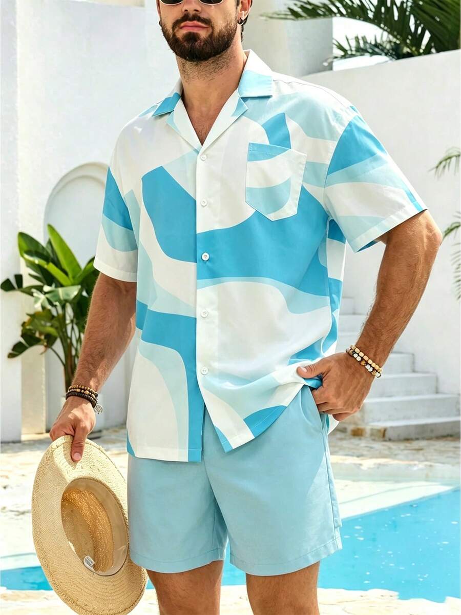 Manfinity KASUA Ensemble de plage pour hommes avec Top à manches courtes imprimé minimaliste et short de couleur unie - Bleu ciel - Voir 1