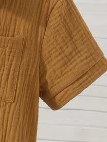 SHEIN Genkimix Kids 男童纹理面料 Polo 领纽扣短袖衬衫，休闲复古乡村度假卡其棕色舒适棉质夏季 T 恤 - 咖啡棕 - 查看 5
