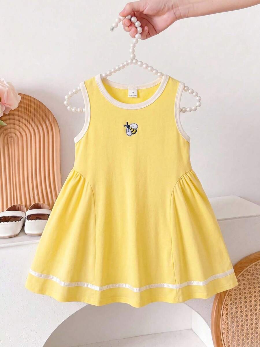 SHEIN 1件女童黄色拼接白色蜜蜂刺绣无袖圆领连衣裙半身裙,休闲复古简约学院风甜美可爱优雅A字伞裙,适合夏季日常外出、购物、上学、散步、周末公园、游乐园、海滩、旅行、摄影、聚会等场合。 - 黃色 - 查看 1