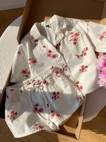 CovetEZ 女款花卉印花短袖上衣與牛仔短褲套裝 夏季女裝 節慶穿搭 女裝 海灘穿搭 外出穿搭 優雅女款套裝 休閒套裝 度假穿搭 夏季假期穿搭 田園風女裝 女性田園造型 社交套裝 花卉套裝 白色套裝 - 白色 - 查看 6