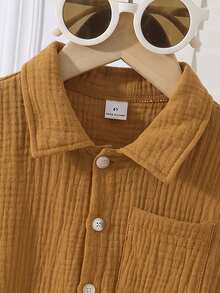 SHEIN Genkimix Kids 男童纹理面料 Polo 领纽扣短袖衬衫，休闲复古乡村度假卡其棕色舒适棉质夏季 T 恤 - 咖啡棕 - 查看 3